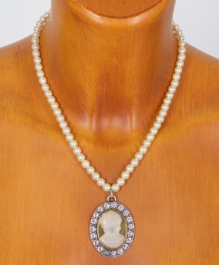 HK30 2017 Camee-Amulett auf Perlenkette rose