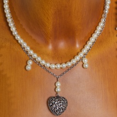 HK26 2010 Perlenkette mit Herzmedaillon