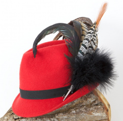 Hut in rot mit schwarzem Band