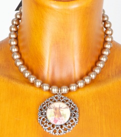 C9424 Perlenkette bronze mit Hirschmotivanhänger