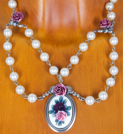 C9469 Perlenkette mit Rosen und Rosenmotiv vers.Farben